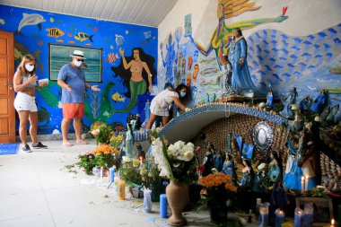 Salvador, Bahia, Brezilya - 5 Şubat 2021: Candomble taraftarları ve Salvador şehrinin Rio Vermelho semtindeki balıkçı kolonisindeki tapınakta görülen orisha Yemanja hayranları.