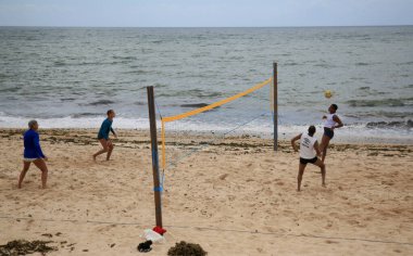 Salvador, Bahia, Brezilya - 5 Şubat 2021: Salvador şehrindeki Amaralina kumsalında insanlar futbol oynarken görülüyor..