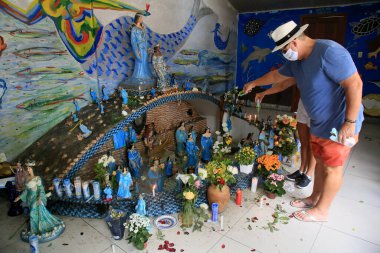 Salvador, Bahia, Brezilya - 5 Şubat 2021: Candomble taraftarları ve Salvador şehrinin Rio Vermelho semtindeki balıkçı kolonisindeki tapınakta görülen orisha Yemanja hayranları.