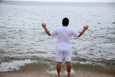 Salvador, Bahia, Brezilya - 2 Şubat 2021: Candomble dini üyeleri, Salvador 'daki Rio Vermelho plajındaki orisha Yemanja' ya sunulan bir adak sırasında görülürler..