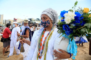 Salvador, Bahia, Brezilya - 2 Şubat 2021: Candomble dini üyeleri, Salvador 'daki Rio Vermelho plajındaki orisha Yemanja' ya sunulan bir adak sırasında görülürler..