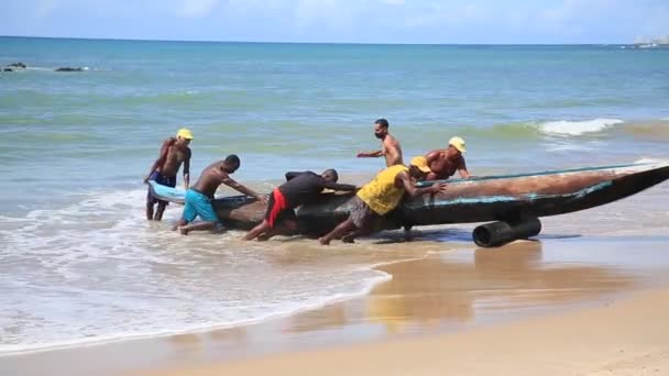 2021年2月4日 渔民们在萨尔瓦多市Itapua海滩的沙滩上采集马拉鱼独木舟 — 图库视频影像