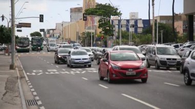 Salvador, Bahia, Brezilya - 5 Şubat 2021: Salvador şehrinde araç trafiği.