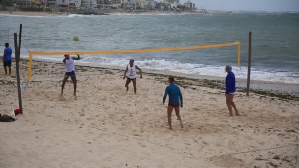 2021年2月5日 人们在萨尔瓦多市Amaralina海滩的沙滩上打脚击 — 图库视频影像