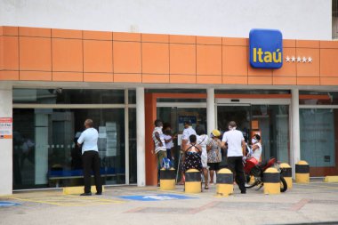 Salvador, Bahia, Brezilya - 5 Şubat 2021: Salvador 'daki Pituba mahallesindeki bir Banco Itau şubesinin ön kapısında insanlar görülüyor. * * * Yerel altyazı * *