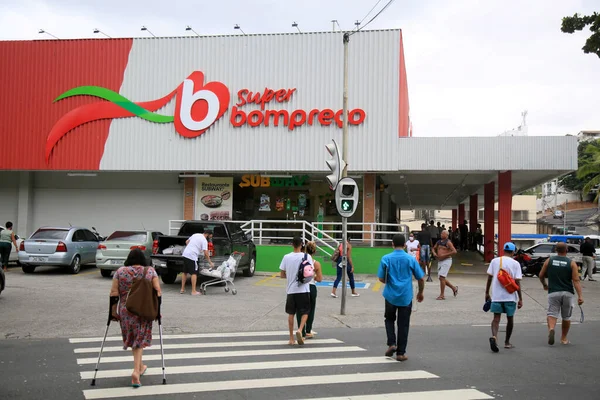 Salvador Bahia Brasil Fevereiro 2021 Pessoas São Vistas Cruzando Uma — Fotografia de Stock