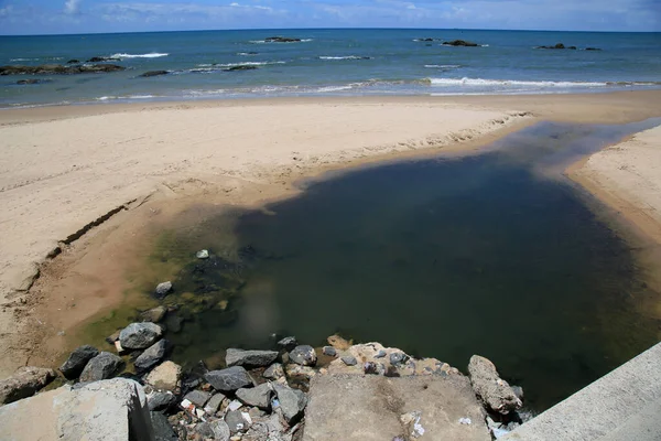 2021年2月5日 萨尔瓦多市Itapua海滩沙地管道旁边的污水 — 图库照片