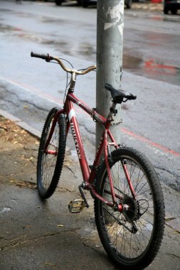 Salvador, Bahia, Brezilya - 8 Aralık 2020: bisiklet Salvador şehrinde bir sokak lambasının yanında görüldü..