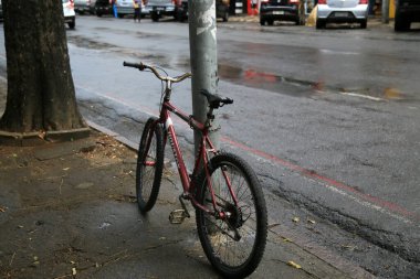 Salvador, Bahia, Brezilya - 8 Aralık 2020: bisiklet Salvador şehrinde bir sokak lambasının yanında görüldü..