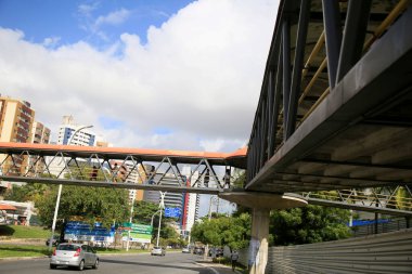 Salvador, Bahia, Brezilya - 5 Şubat 2021: Salvador ACM Bulvarı 'nda yaya geçidi görüldü. * * * Yerel altyazı * *