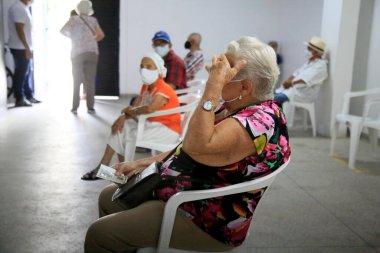 Salvador, Bahia, Brezilya - 8 Şubat 2021: Salvador 'daki bir sağlık merkezinde, covid-19' a karşı 90 yıldan fazla yaşlılarda aşı.