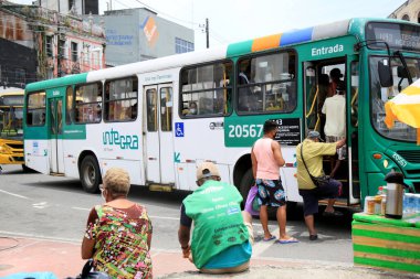 Salvador, Bahia, Brezilya - 8 Şubat 2021: İnsanlar Salvador kentindeki Barroquinha terminalinde toplu taşıma otobüslerine binerken görüldü..