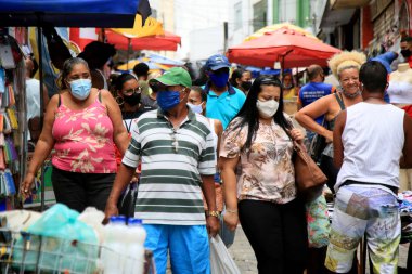 Salvador, Bahia, Brezilya - 8 Şubat 2021 Salvador şehir merkezindeki popüler bir alışveriş merkezinde, korona virüsüne karşı koruyucu maskeler takan insanların hareketi.