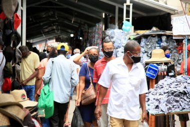 Salvador, Bahia, Brezilya - 8 Şubat 2021 Salvador şehir merkezindeki popüler bir alışveriş merkezinde, korona virüsüne karşı koruyucu maskeler takan insanların hareketi.
