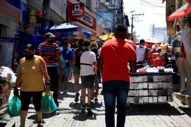 Salvador, Bahia, Brezilya - 8 Şubat 2021 Salvador şehir merkezindeki popüler bir alışveriş merkezinde, korona virüsüne karşı koruyucu maskeler takan insanların hareketi.
