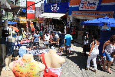 Salvador, Bahia, Brezilya - 8 Şubat 2021 Salvador şehir merkezindeki popüler bir alışveriş merkezinde, korona virüsüne karşı koruyucu maskeler takan insanların hareketi.