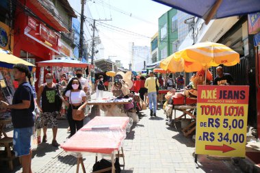 Salvador, Bahia, Brezilya - 8 Şubat 2021 Salvador şehir merkezindeki popüler bir alışveriş merkezinde, korona virüsüne karşı koruyucu maskeler takan insanların hareketi.