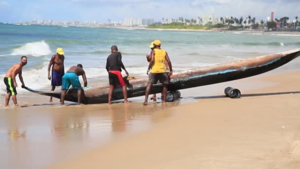 2021年2月4日 渔民们在萨尔瓦多市Itapua海滩的沙滩上采集马拉鱼独木舟 — 图库视频影像