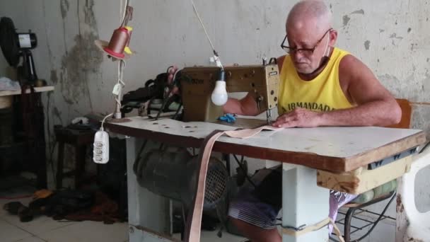 Salvador Bahia Brazílie Února 2021 Řemeslné Šití Strojem Kusu Kůže — Stock video