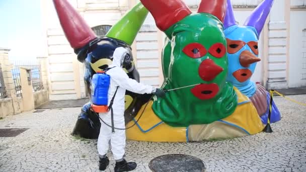 2021年2月10日 武装部队的军事人员在萨尔瓦多市历史中心的Casa Carnaval进行消毒 — 图库视频影像