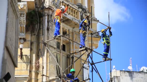 Salvador Bahia Brazil February 2021 Construction Workers Seen Assembling Scaffolding — Stok video