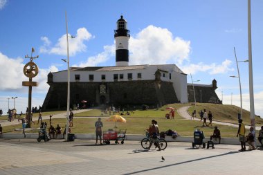 Salvador, Bahia, Brezilya - 12 Şubat 2021: Salvador 'da Farol da Barra' nın yanında insanlar görülüyor. Burası şehrin karnaval devrelerinden biri..