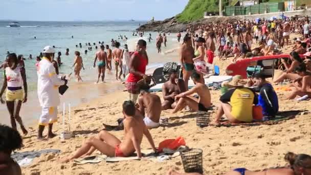 2021年2月12日 在萨尔瓦多市的巴拉港海滩上 人们在一个没有面具的日冕病毒大流行期间看到了一些人 — 图库视频影像