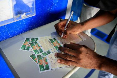 Salvador, Bahia, Brezilya - 15 Şubat 2021: Salvador şehir merkezindeki bir piyango acentesindeki müşteriler biriken Maga Sena 'ya bahis oynadılar..