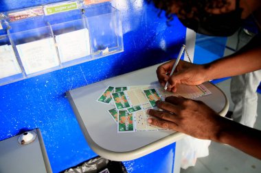 Salvador, Bahia, Brezilya - 15 Şubat 2021: Salvador şehir merkezindeki bir piyango acentesindeki müşteriler biriken Maga Sena 'ya bahis oynadılar..