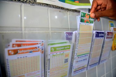 Salvador, Bahia, Brezilya - 15 Şubat 2021: Salvador şehir merkezindeki bir piyango acentesindeki müşteriler biriken Maga Sena 'ya bahis oynadılar..