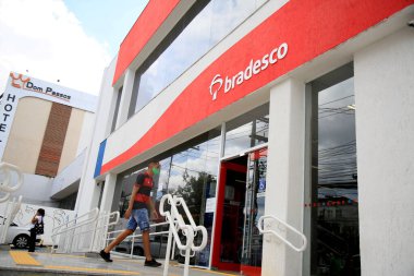 Salvador, Bahia, Brezilya - 15 Şubat 2021: Salvador şehir merkezindeki Bradesco bankasının şubesi.