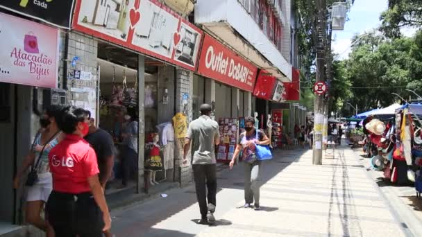 ブラジル バヒア州サラドール2021年2月15日サルバドールのダウンタウンにある通りの店の近くでコロナウイルスに対する保護食感を身に着けている人々の動き — ストック動画