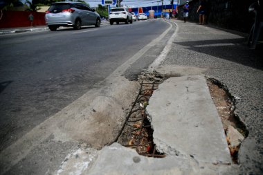 Salvador, Bahia, Brezilya - 19 Şubat 2021: Salvador şehrinin Cabula semtindeki bir sokakta hasar gören rögar deliği görülüyor..
