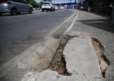 Salvador, Bahia, Brezilya - 19 Şubat 2021: Salvador şehrinin Cabula semtindeki bir sokakta hasar gören rögar deliği görülüyor..