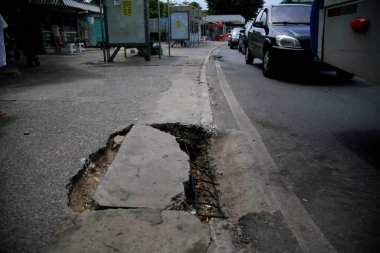 Salvador, Bahia, Brezilya - 19 Şubat 2021: Salvador şehrinin Cabula semtindeki bir sokakta hasar gören rögar deliği görülüyor..