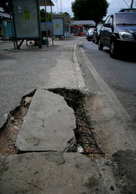 Salvador, Bahia, Brezilya - 19 Şubat 2021: Salvador şehrinin Cabula semtindeki bir sokakta hasar gören rögar deliği görülüyor..