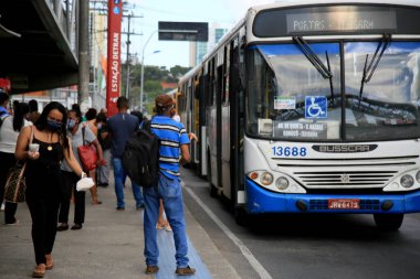 Salvador, Bahia, Brezilya - 23 Şubat 2021: Salvador 'da halk otobüslerine para ödeyen insanlar.
