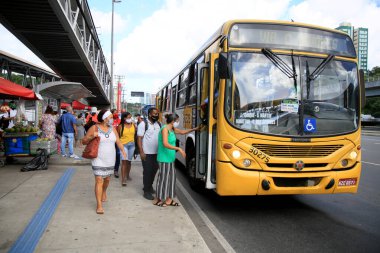 Salvador, Bahia, Brezilya - 23 Şubat 2021: Salvador 'da halk otobüslerine para ödeyen insanlar.