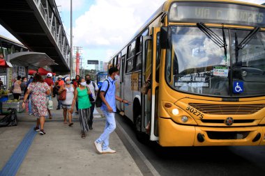 Salvador, Bahia, Brezilya - 23 Şubat 2021: Salvador 'da halk otobüslerine para ödeyen insanlar.