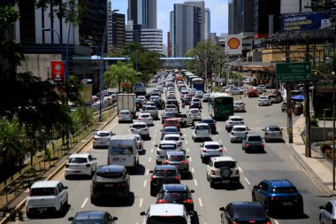 Salvador, Bahia, Brezilya - 23 Şubat 2021: Salvador 'da Avenida Tancredo Neves' de sıkışan araçların hareketi