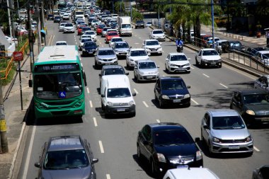 Salvador, Bahia, Brezilya - 23 Şubat 2021: Salvador 'da Avenida Tancredo Neves' de sıkışan araçların hareketi