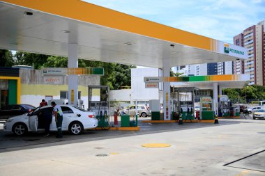 Salvador, Bahia, Brezilya - 23 Şubat 2021: Salvador kentindeki Petrobras şebekesinin benzin istasyonu.