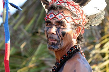 Santa Cruz Cabralia, Bahia / Brezilya - 19 Nisan 2009: Pataxo Kızılderilileri, Santa Cruz Cabralia 'daki Coroa Vermelha köyündeki yerel maçlarda tartışmalar sırasında görüldü..