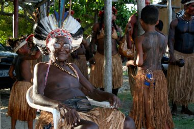 Santa Cruz Cabralia, Bahia / Brezilya - 19 Nisan 2009: Pataxo Kızılderilileri, Santa Cruz Cabralia 'daki Coroa Vermelha köyündeki yerel maçlarda tartışmalar sırasında görüldü..