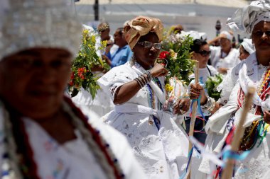 Salvador, Bahia, Brezilya - 15 Ocak 2015: Salvador şehrindeki Bonfim Kilisesi 'nin merdivenlerinin yıkanma aşamasına kandomlu ve katolikler katılıyor..