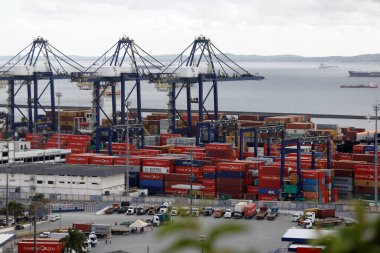 Salvador, Bahia, Brezilya - 9 Mayıs 2018: Salvado limanındaki konteynır ve vinçlerin hava görüntüsü