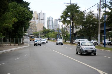 Salvador, Bahia, Brezilya - 23 Şubat 2021: Salvador şehrinde bir caddede araçlar hareket ediyor.