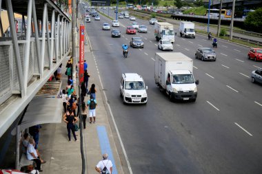 Salvador, Bahia, Brezilya - 23 Şubat 2021: Salvador şehrinde bir caddede araçlar hareket ediyor.