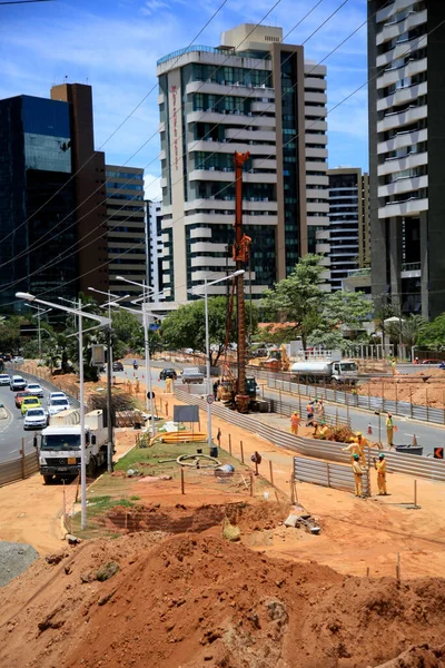 ブラジルのバヒア州サラドール 2021年2月23日 請負業者の労働者Oasは サルバドール市内のピトゥバ地区の道路システムで働いているのを見ています — ストック写真