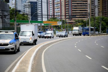Salvador, Bahia, Brezilya - 23 Şubat 2021: Salvador 'un Pituba mahallesindeki bir caddede hareket halindeki araçlar.